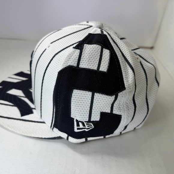 New Era 9Fifty NY Yankees Derek Jeter 2020 White and Navy Pinstripe SnapBack - Picture 4 of 12
